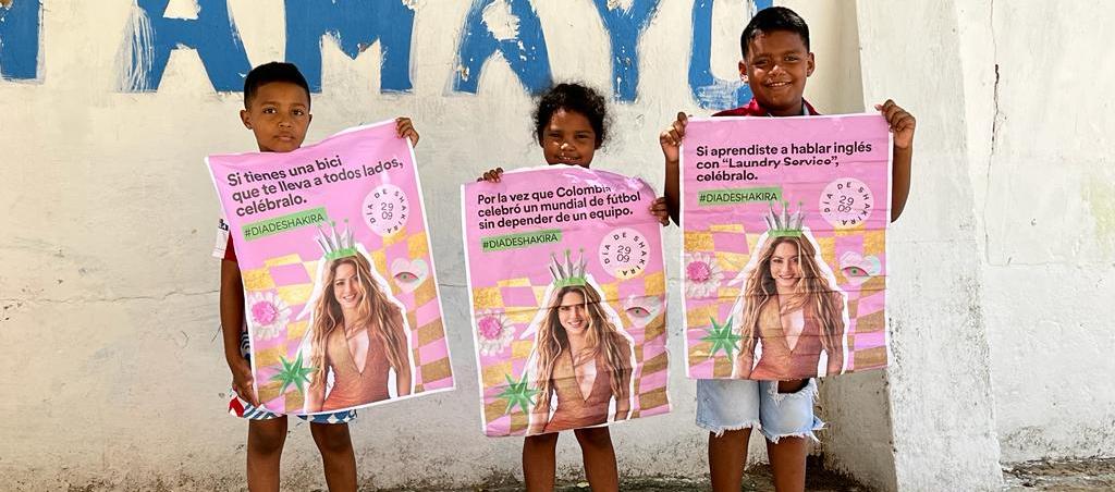 Tres niños del barrio El Bosque que esperan la llegada de Shakira.