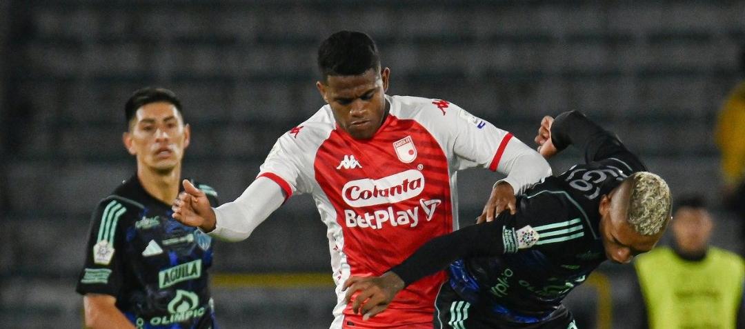 Jermein Peña disputa la pelota con Yeison Moreno.