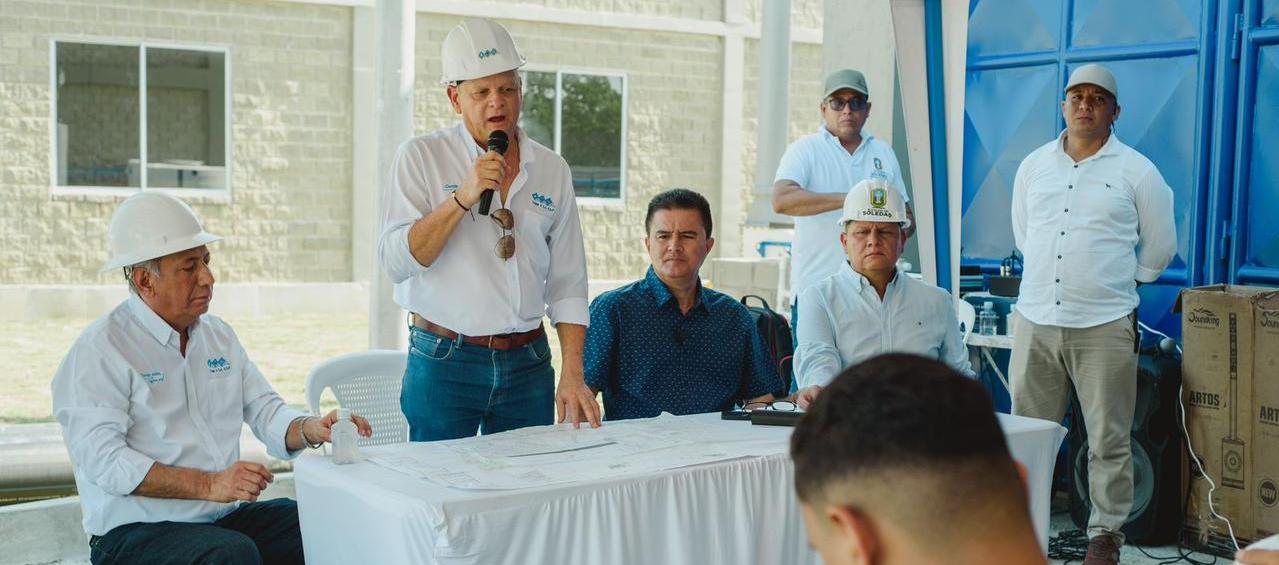 Imagen de la entrega de la planta.