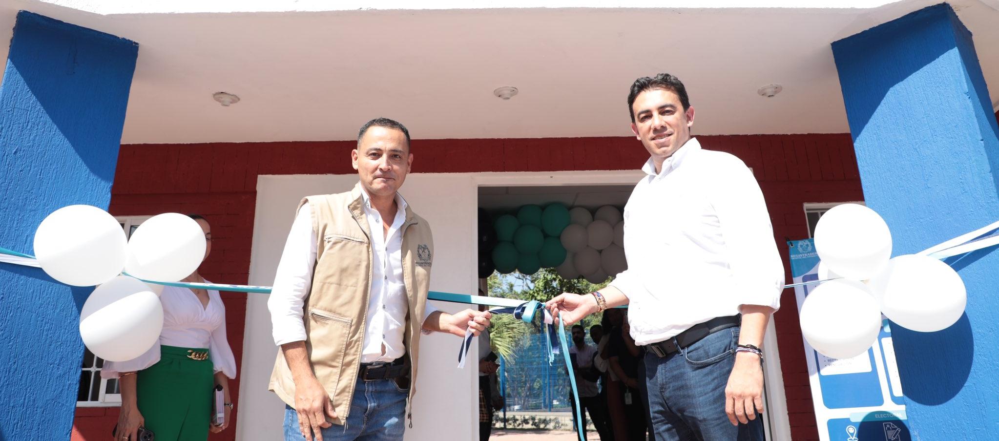 Alexander Vega Rocha, Registrador Nacional dando al servicio la sede en Soledad.