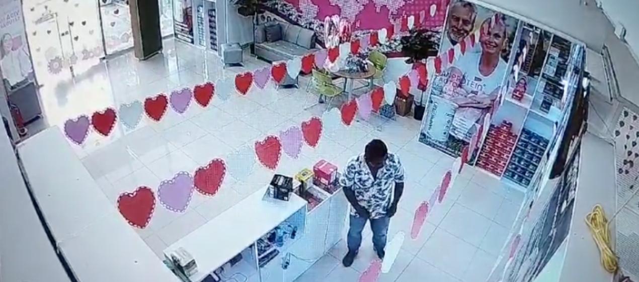 Momento del hurto en el norte de Barranquilla. 