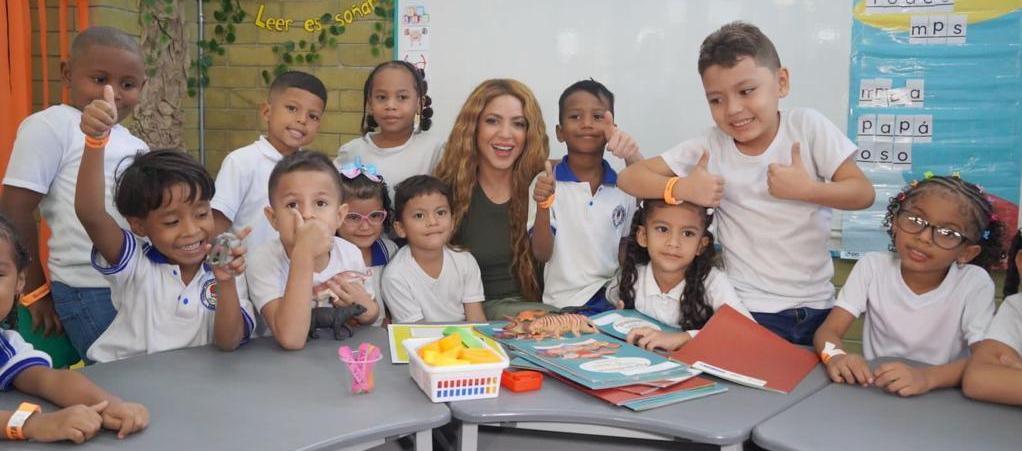 Shakira con los estudiantes beneficiados en el colegio Nuevo Bosque.