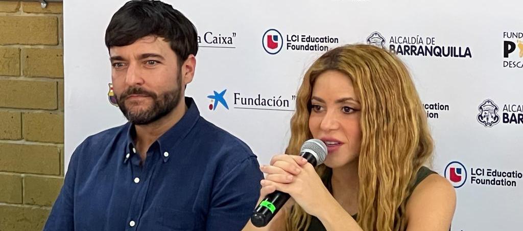 Shakira dando declaraciones en rueda de prensa. La acompaña el Alcalde Jaime Pumarejo.