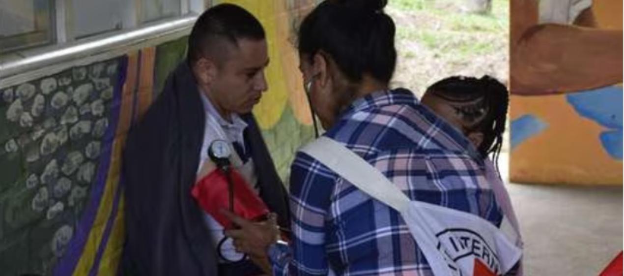 Soldado liberado recibiendo atención médica de la Cruz Roja Internacional.