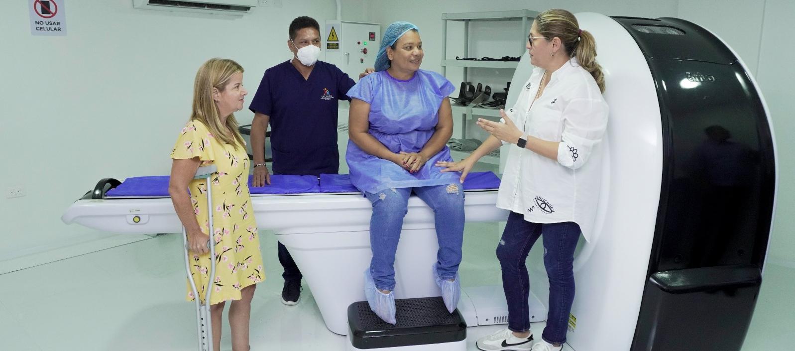 La Gobernadora Elsa Noguera inspecciona la dotación de alta tecnología.