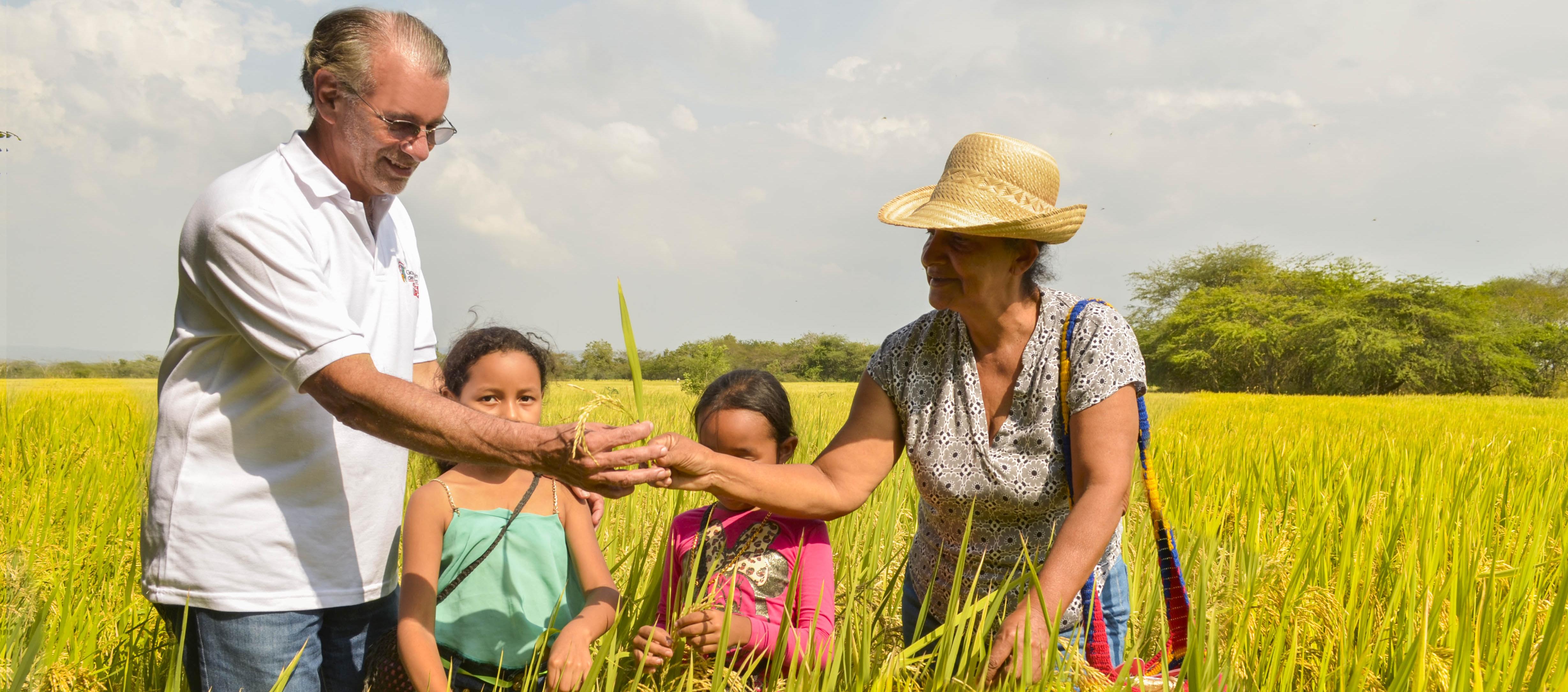 Eduardo Verano junto a una familia campesina.