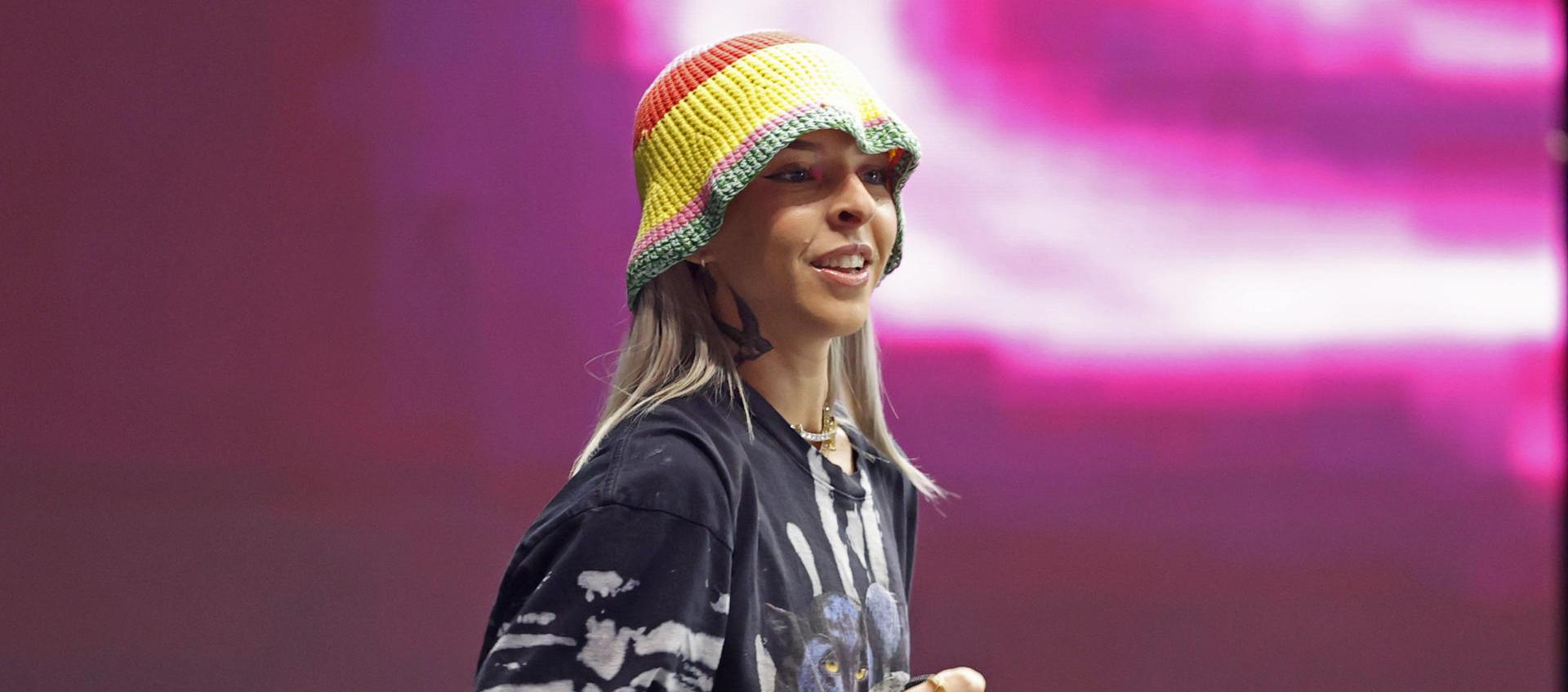 La cantante Young Miko se presenta en un concierto en Bogotá.