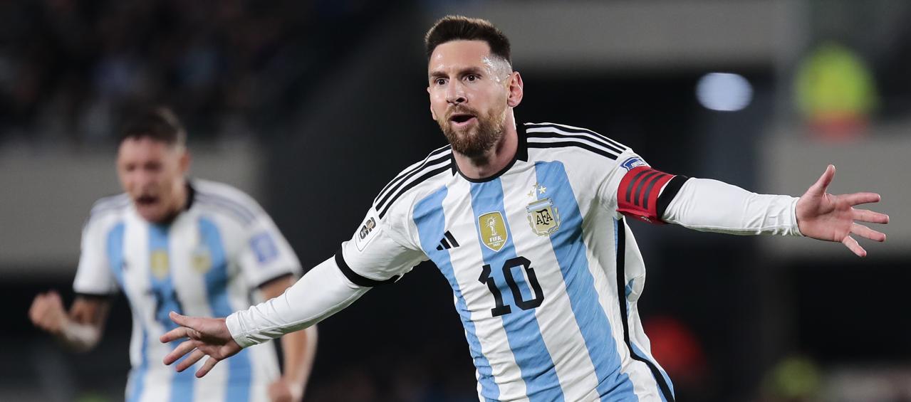 Lionel Messi festeja el gol de tiro libre que le dio el triunfo a Argentina sobre Ecuador. 