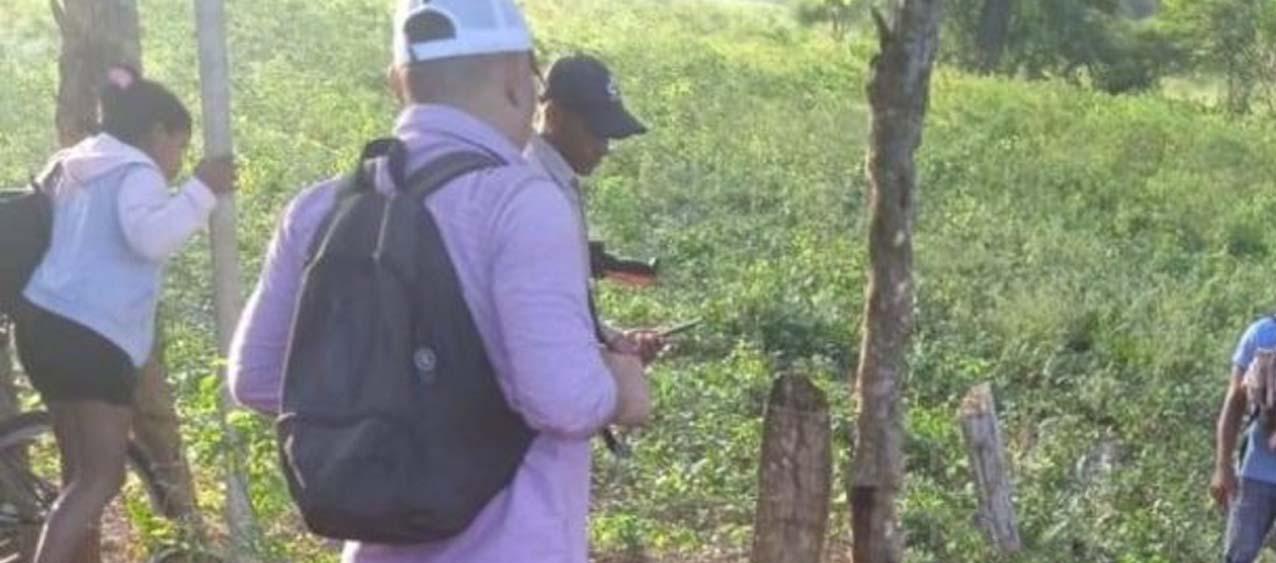 Curiosos en el sitio de los hechos en Las Piedras, el pasado 10 de septiembre.