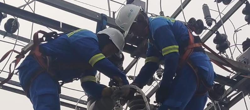 Funcionarios de Air-e realizando su trabajo.