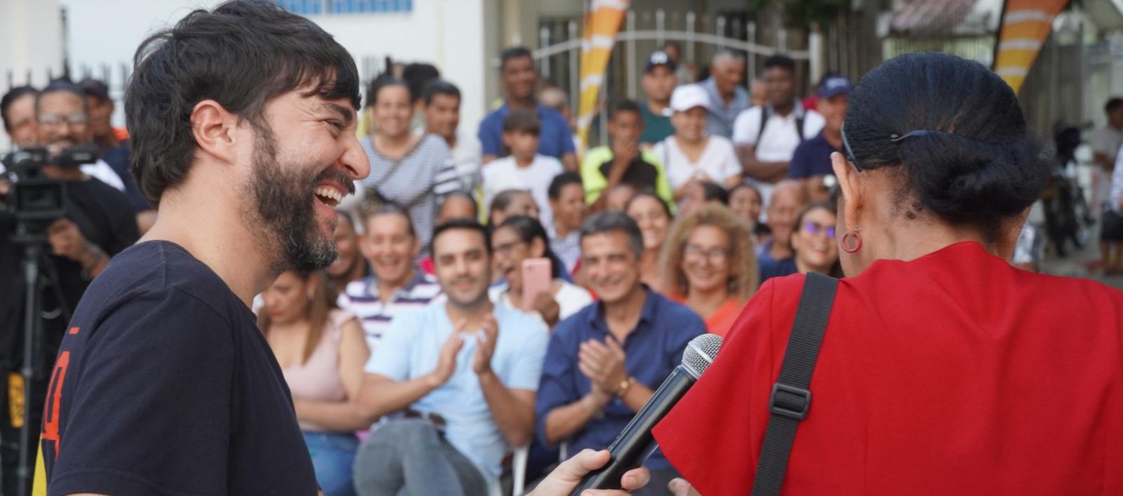 Alcalde Jaime Pumarejo entregando los títulos de vivienda.