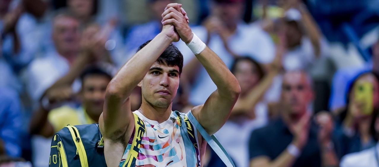 Carlos Alcaraz se despide del público tras quedar eliminado del US Open. 