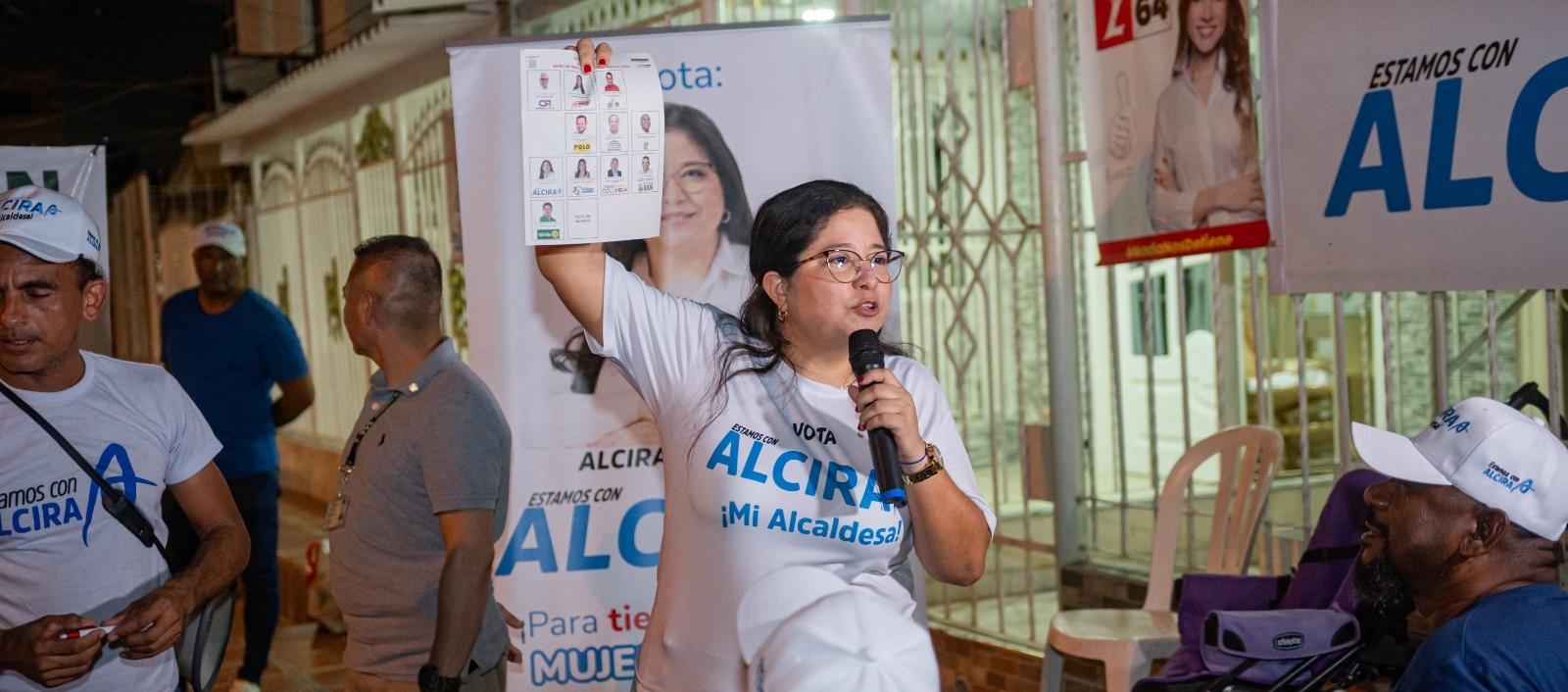 La candidata a la Alcaldía de Soledad Alcira Sandoval realiza pedagogía electoral en las reuniones con comunidades