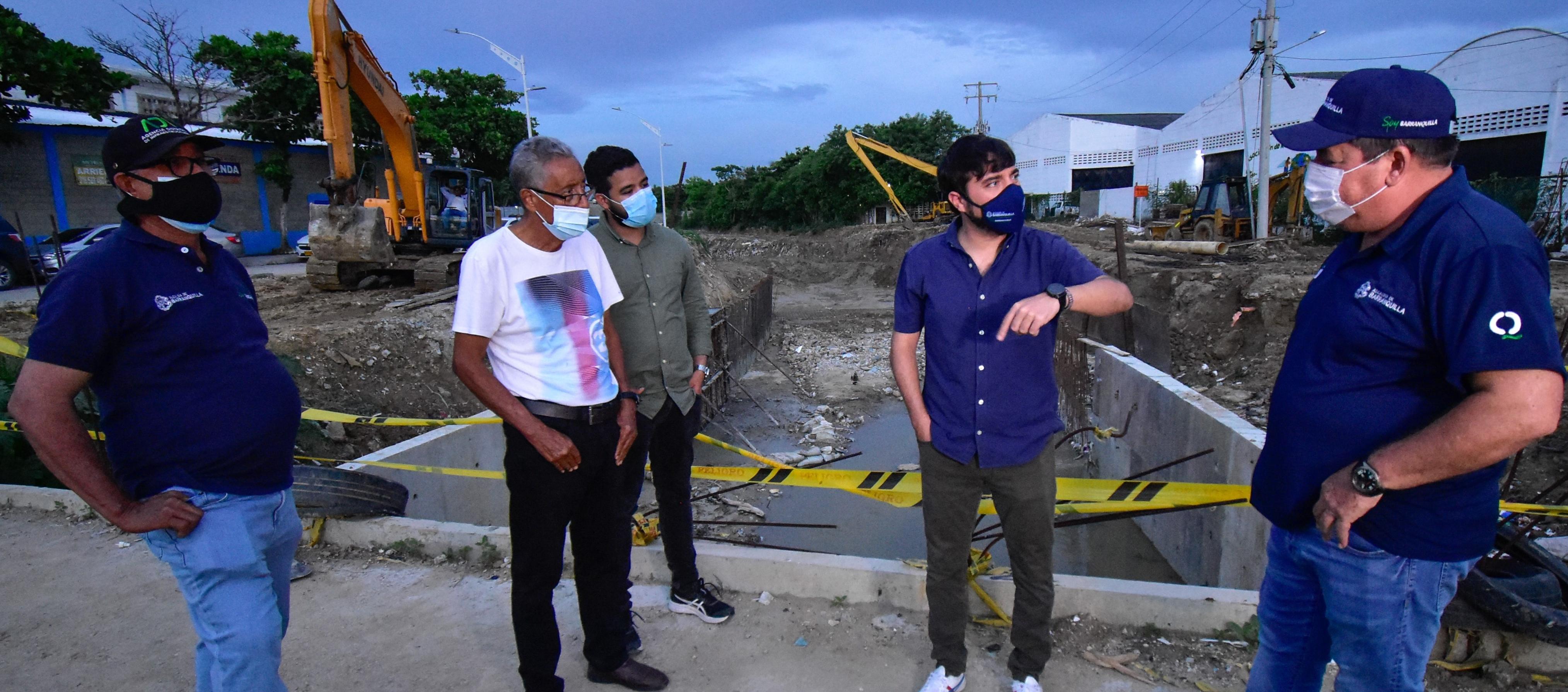 Jaime Pumarejo inspeccionando los trabajos en el arroyo El Salao.