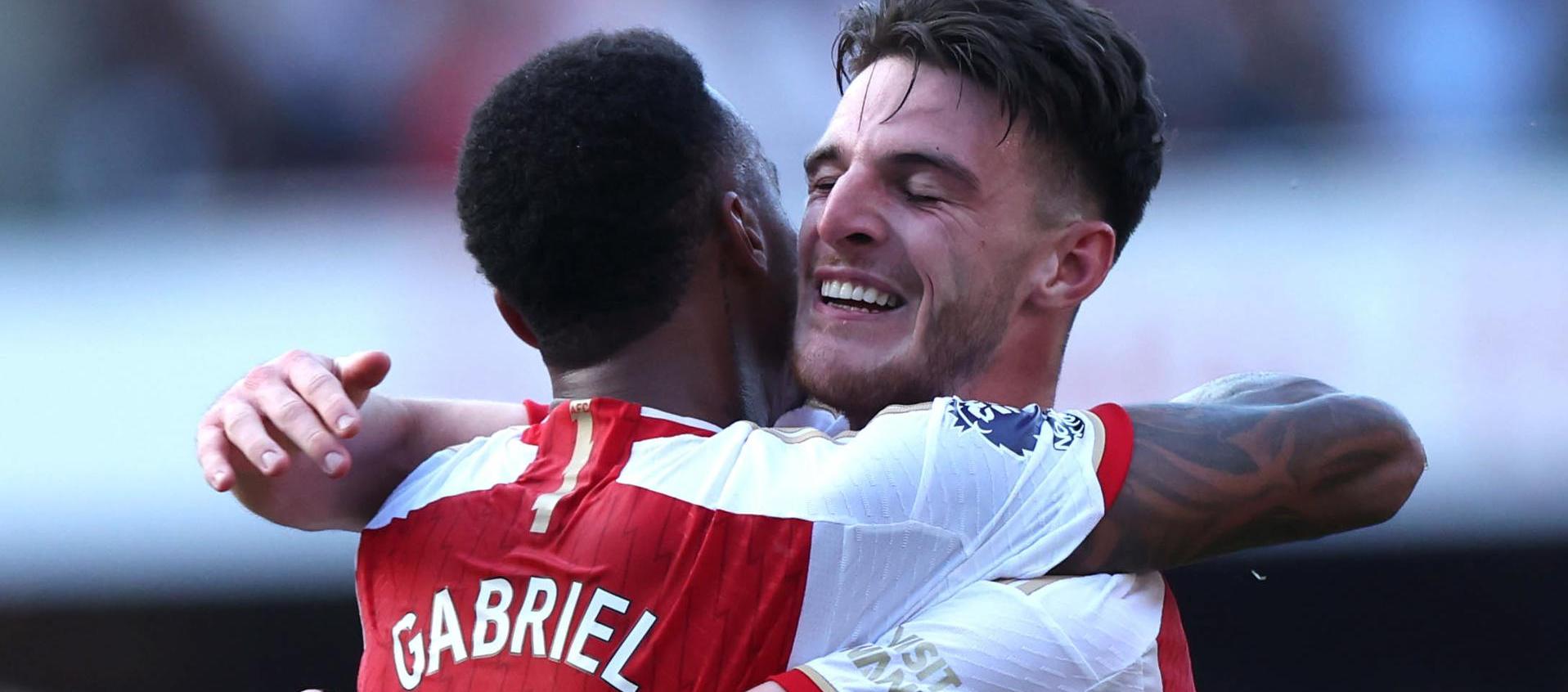 Declan Rice y Gabriel Jesús celebrando uno de los goles.