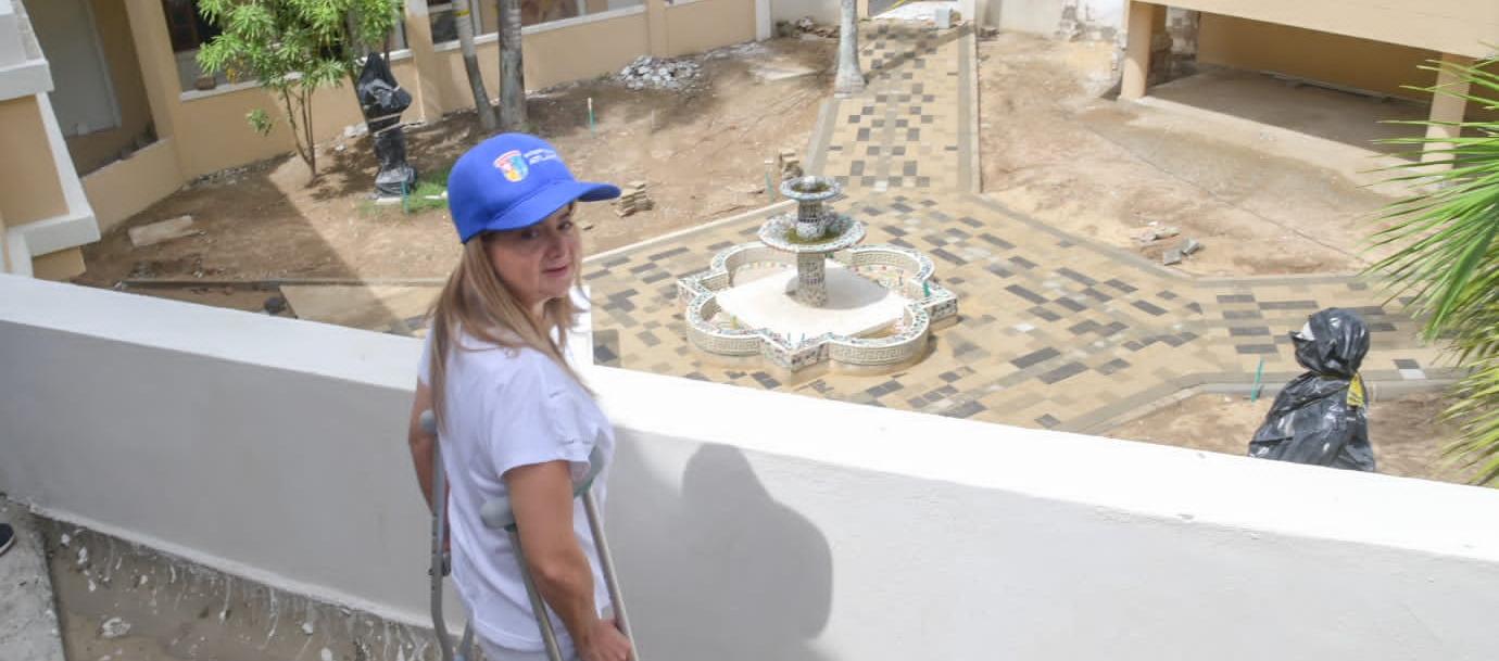 La gobernadora Elsa Noguera revisando las obras.