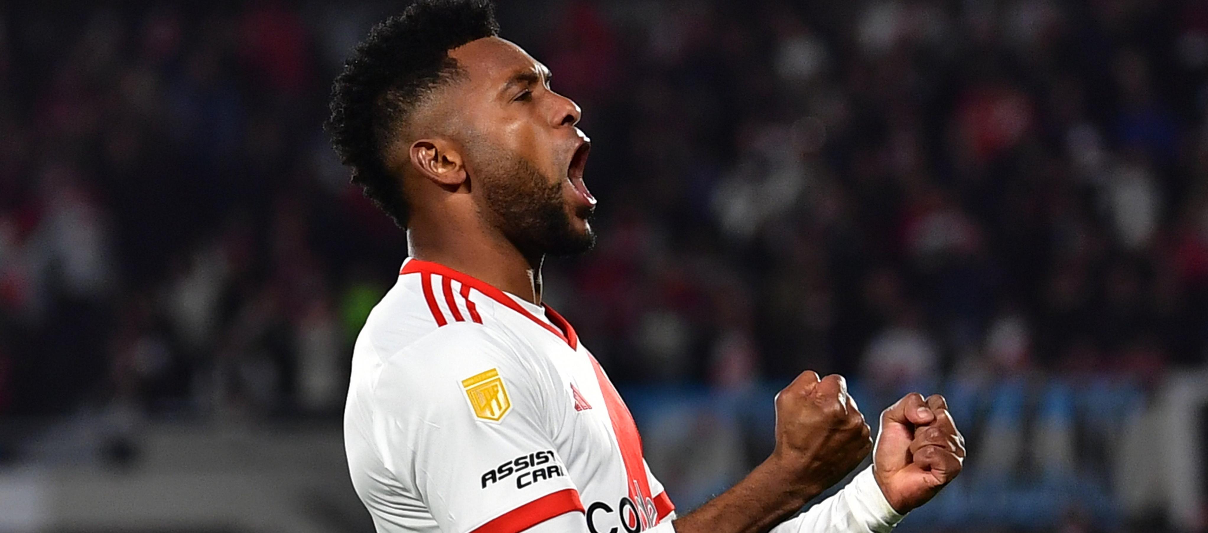 Miguel Borja celebra tras marcar, de penalti, el tercer gol de River Plate. 