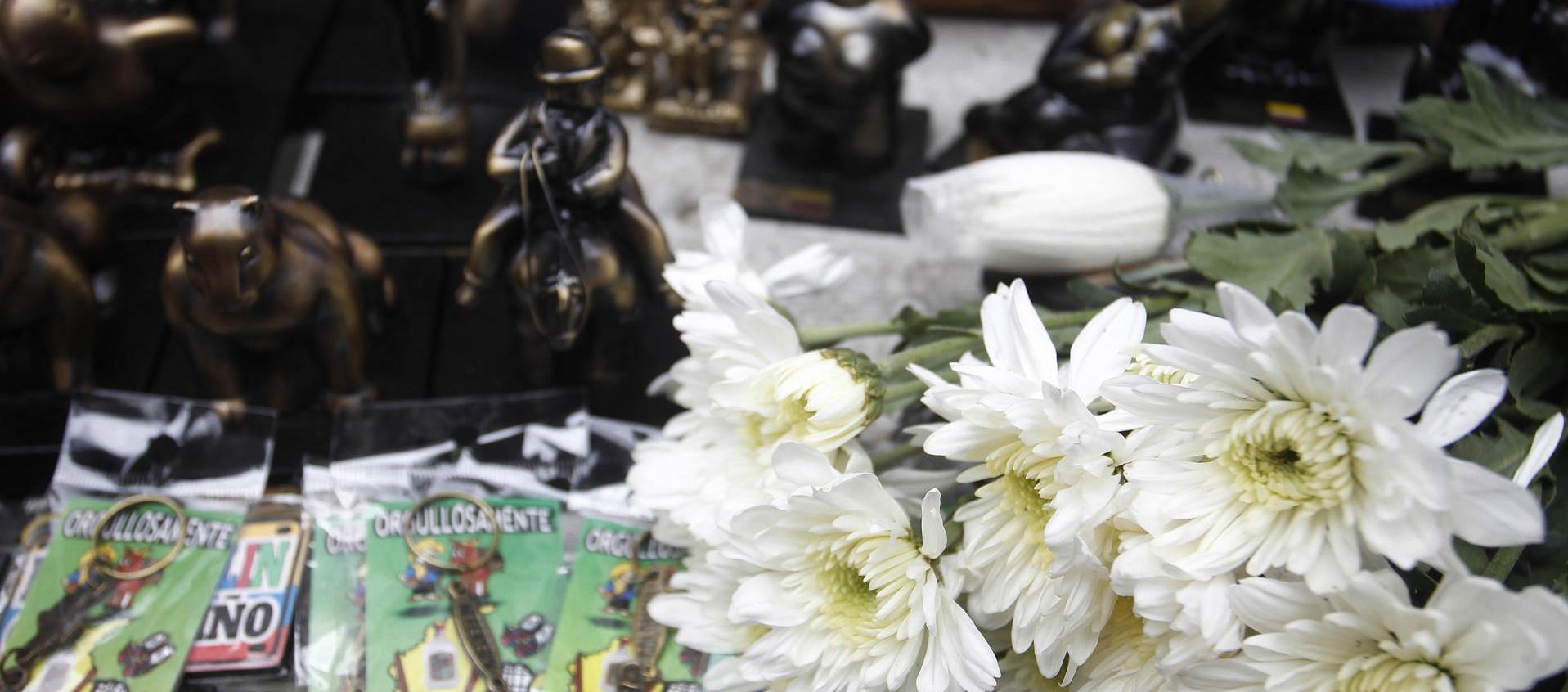 Flores y recuerdos en las obras de Fernando Botero en Medellín.