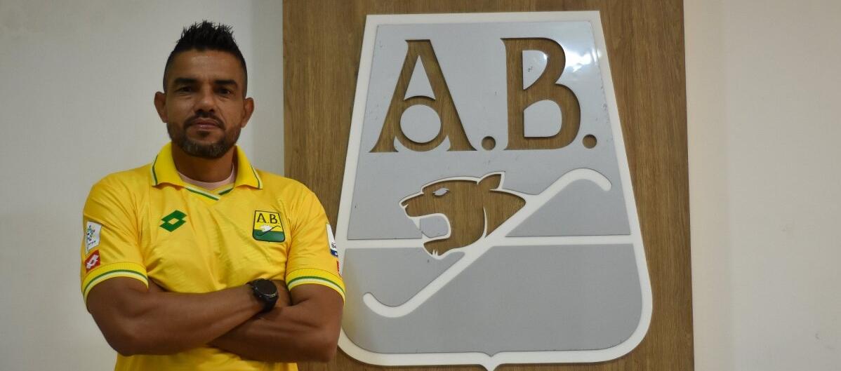 Alexis Márquez siendo presentado como entrenador del Bucaramanga.