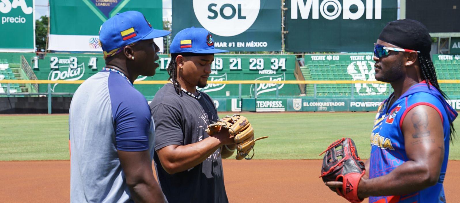 Derwin Pomare, Carlos Arroyo y Dilson Herrera, peloteros de los Caimanes. 