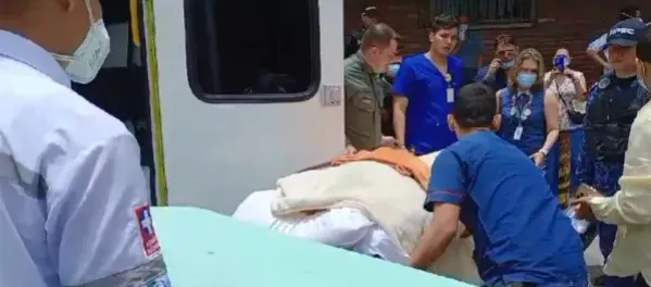 La camilla en la que supuestamente iba el cuerpo del exalcalde de Cúcuta. 