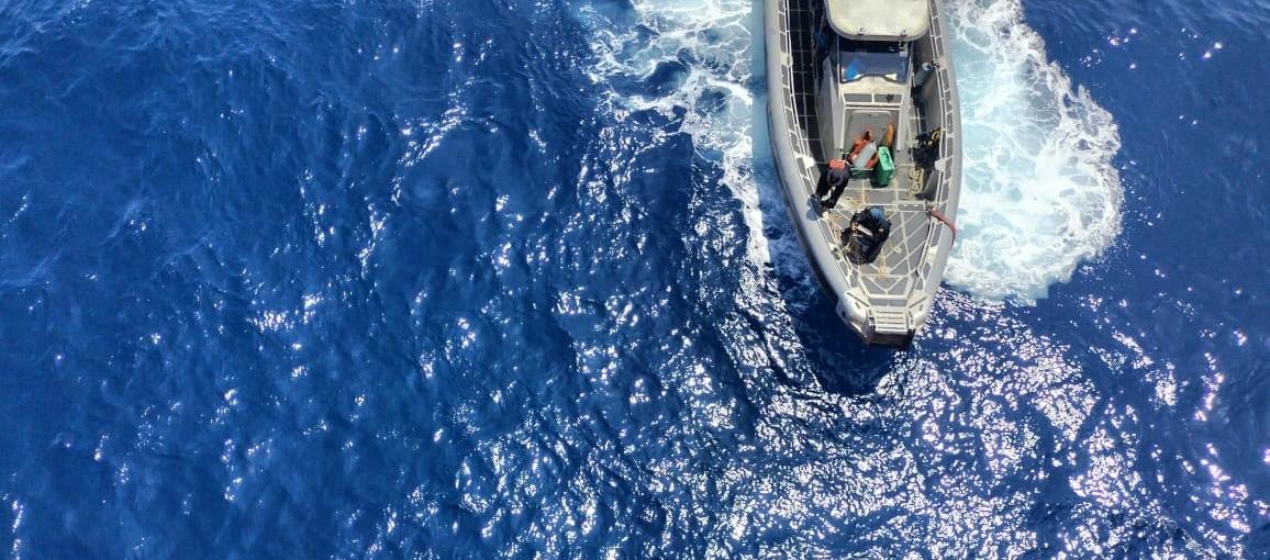 Momentos en que la Armada intercepta la embarcación de bandera de Indonesia