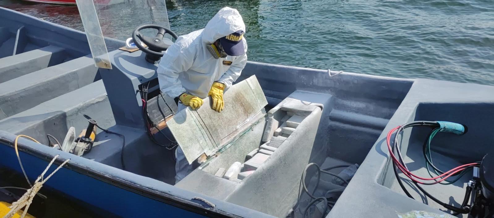 La droga estaba oculta en esta área de la embarcación interceptada por Armada y Policía
