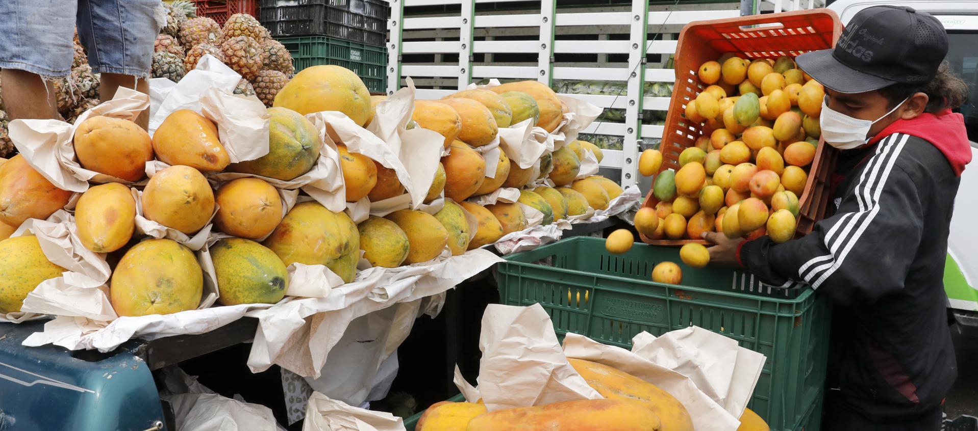 Comerciantes que trabajan en la venta y distribución de alimentos en la plaza de mercado Corabastos, Bogotá.