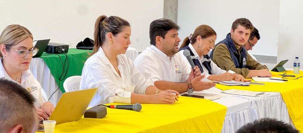 El Contralor Distrital de Barranquilla, Jairo Fandiño Vásquez, en la reunión en Sabanalarga