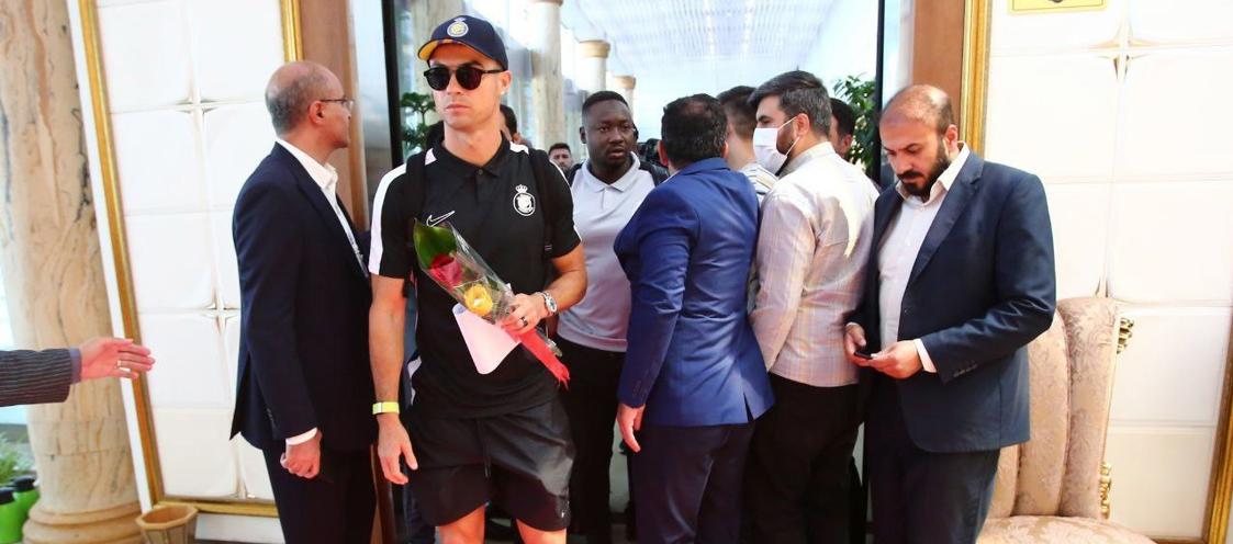 Cristiano Ronaldo a su arribo al aeropuerto Imán Jomeiní de Teherán.
