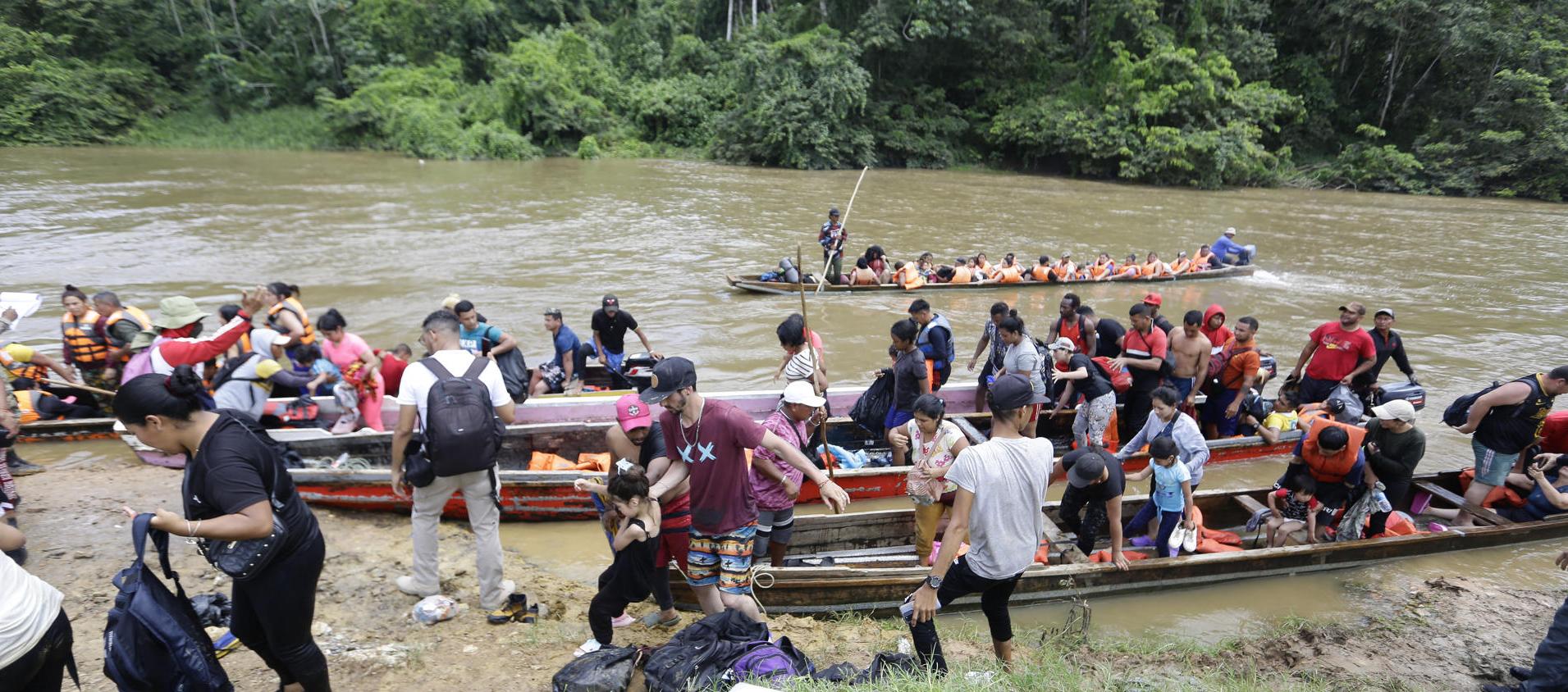 Migrantes son transportados en canoas en el sector de Lajas Blancas en el Darién (Panamá), en una fotografía de archivo