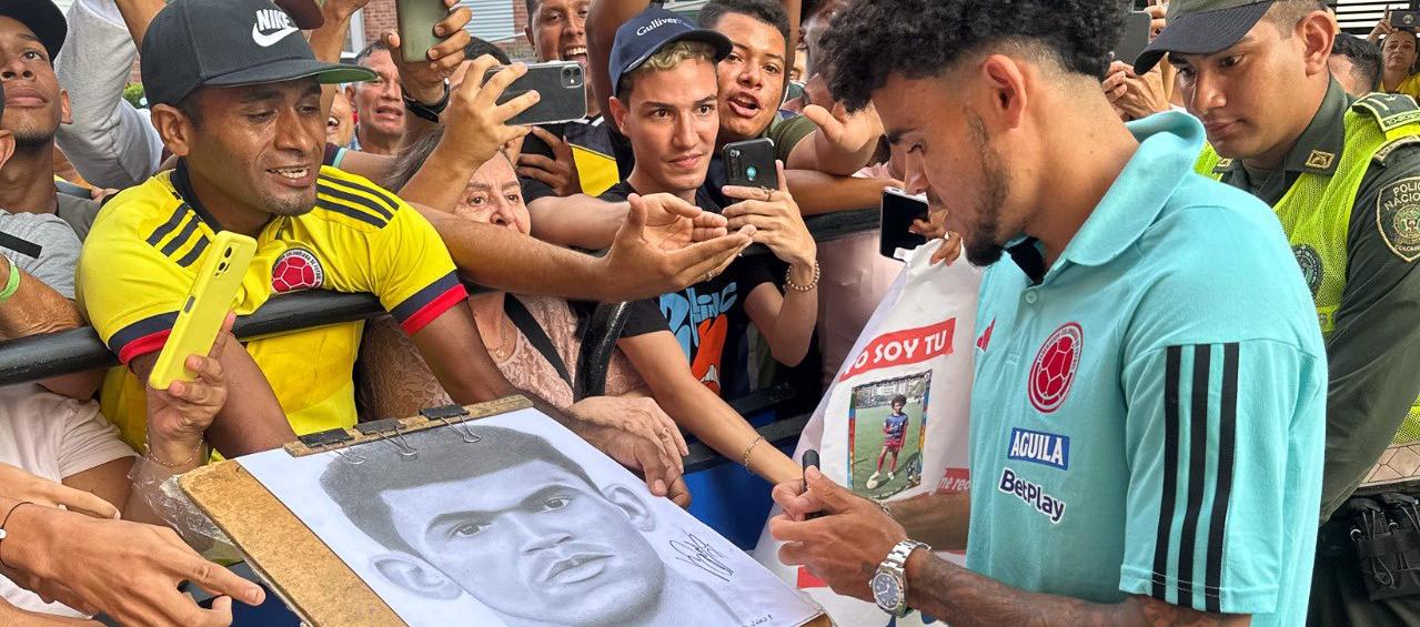 Luis Díaz contemplando la obra del artista Adalberto Viñas Palomino.