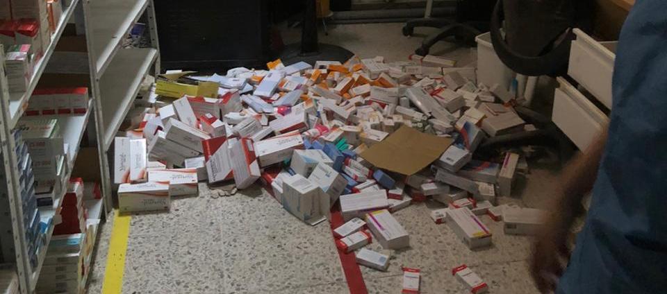 Varios de los medicamentos que los ladrones tiraron al piso.