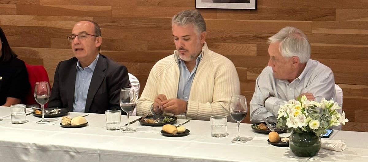 El expresidente Iván Duque compartiendo un almuerzo organizado por la Fundación Libertad.