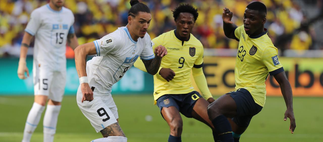 El uruguayo Darwin Núñez intenta sobrepasar la marca de Moisés Caicedo. 