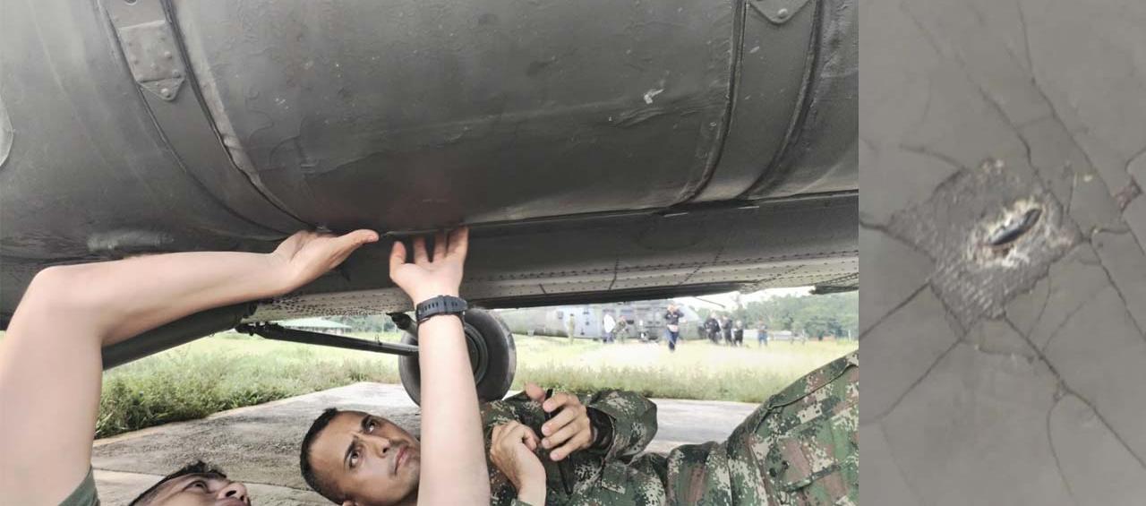 Soldados revisan el helicóptero baleado.