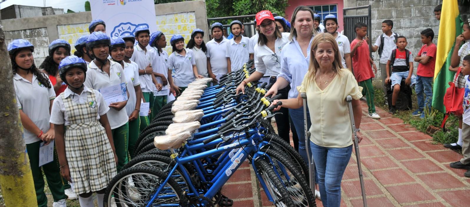 La gobernadora Elsa Noguera junto a las bicicletas y las beneficiarias.
