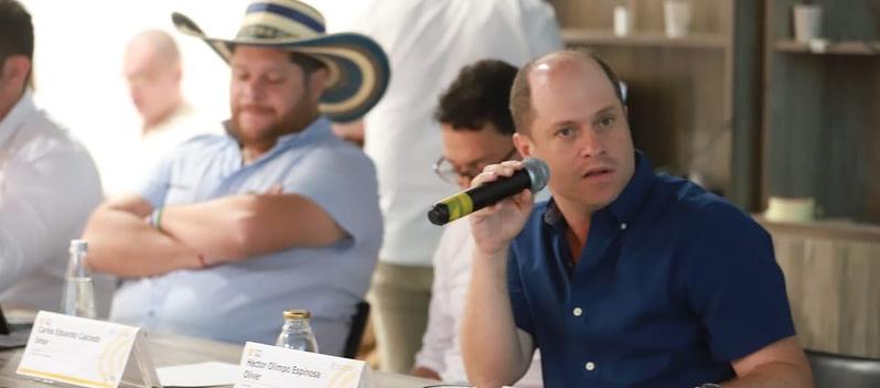 Héctor Olimpo Espinosa, gobernador de Sucre, y al fondo, Orlando Benítez, gobernador de Córdoba