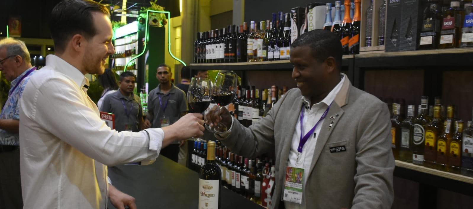 Rodrigo Ramos, sommelier de Dislicores, brindó con el paisa Camilo Santamaría, quien vino especialmente a Expodrinks 2023