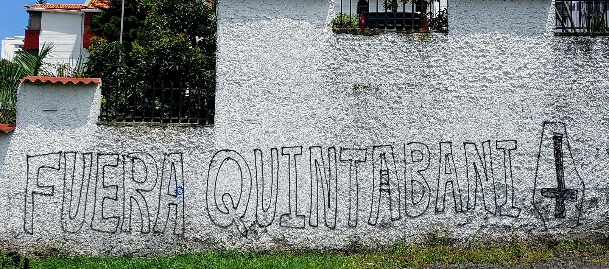 Uno de los mensajes que aparecieron en las afueras de la residencia de Quintabani, 