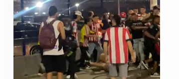 Momento exacto en el que un policía intenta ayudar al hincha de Nacional.