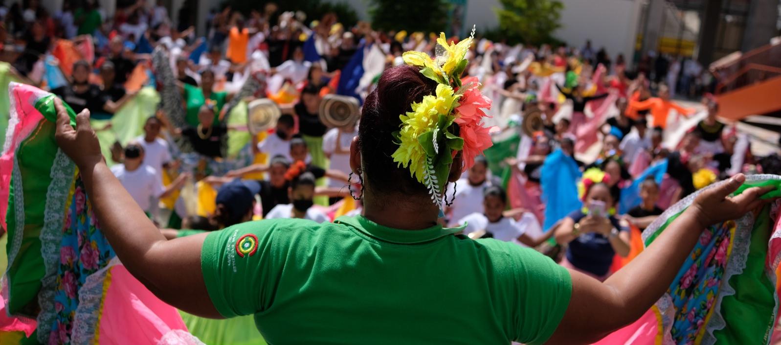 Grupo folclórico de la Escuela Distrital de Arte (EDA).