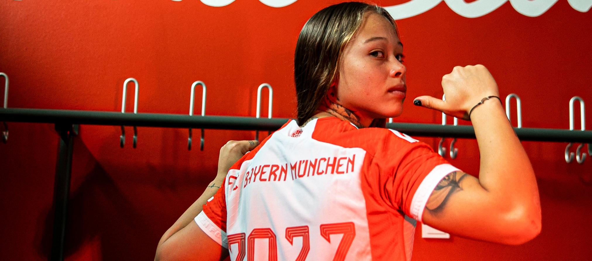 Ana María Guzmán luciendo la camiseta de su nuevo equipo. 