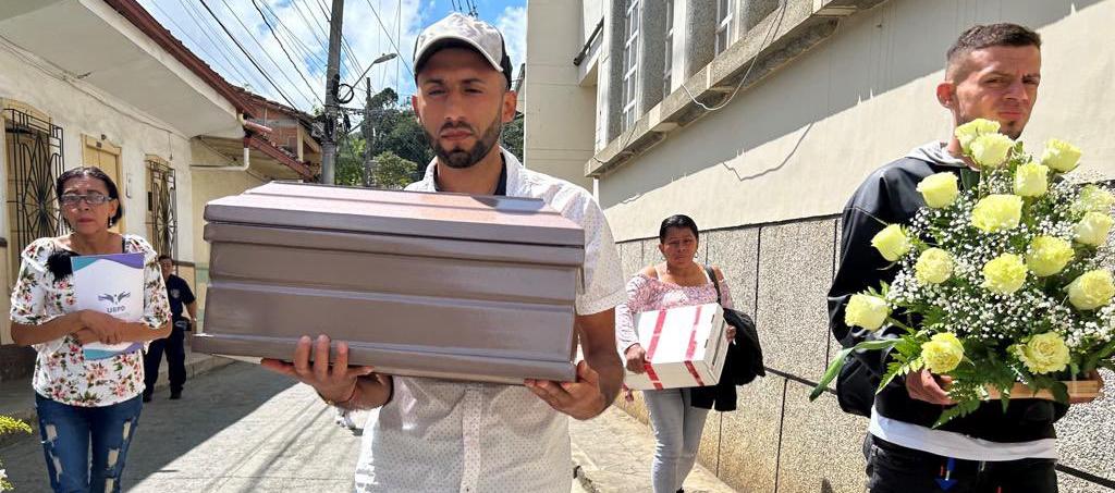 Hijo de Gildardo de Jesús Restrepo recibiendo su cuerpo.
