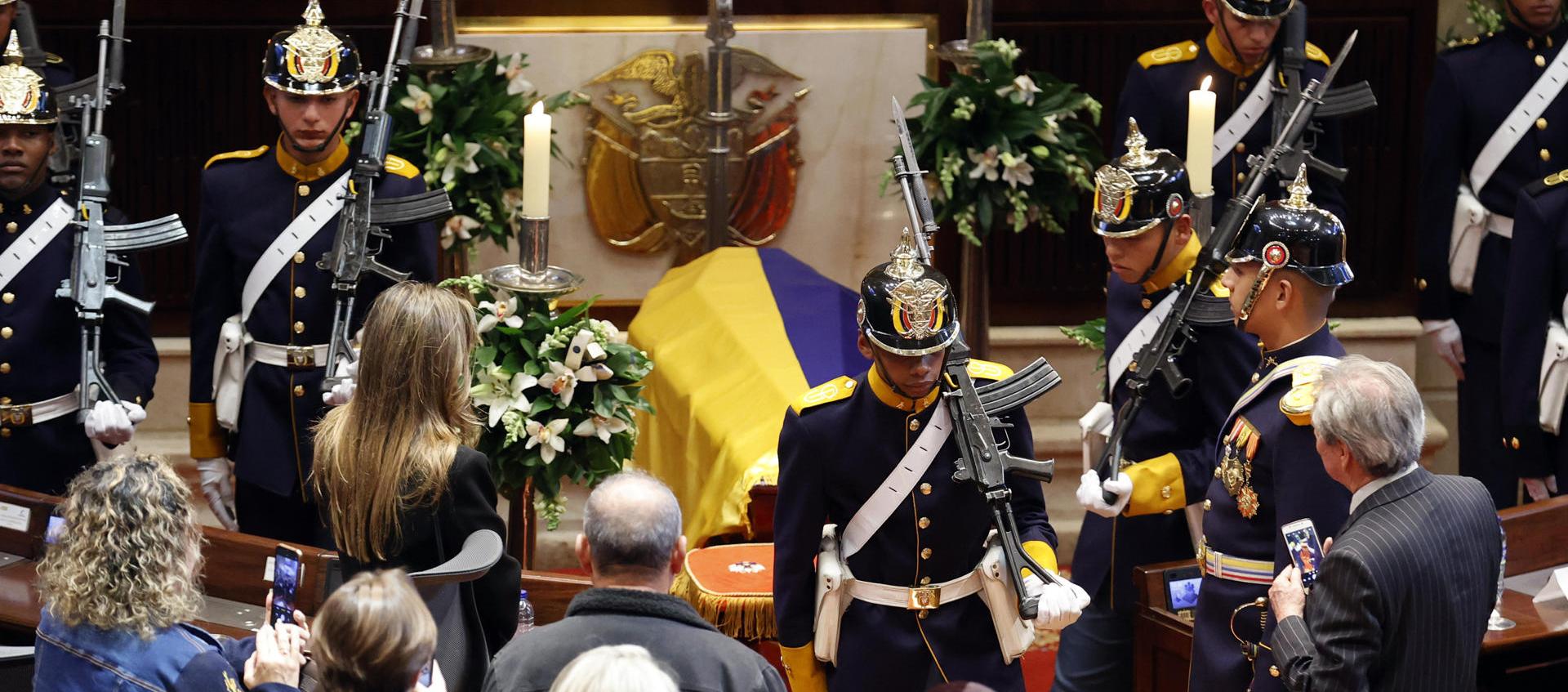 Soldados del batallón Guardia Presidencial acompañan el féretro del maestro Fernando Botero.