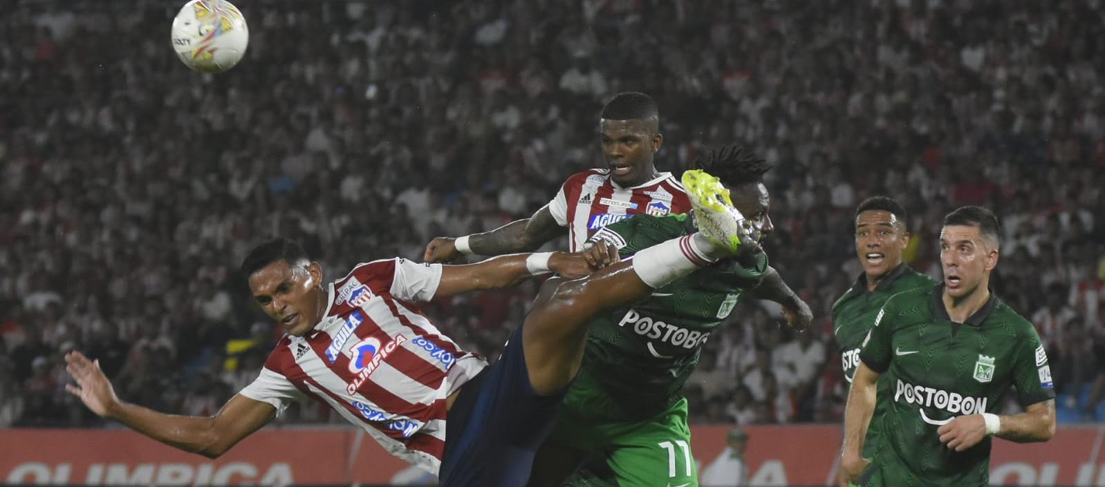 Hómer Martínez busca por arriba rematar al arco de Nacional.