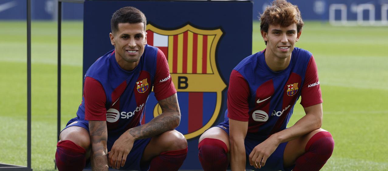 Los portugueses Joao Cancelo y Joao Félix, últimas incorporaciones del Barcelona. 