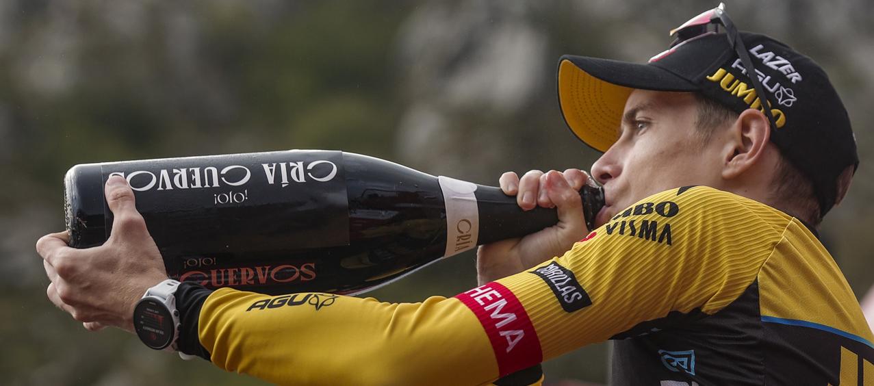 El danés Jonas Vingegaard celebró con champaña su triunfo en la etapa 16 de la Vuelta.