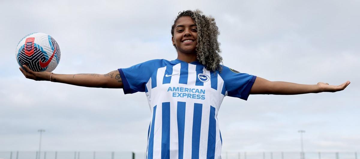 Jorelyn Carabalí con la camiseta de su nuevo equipo. 