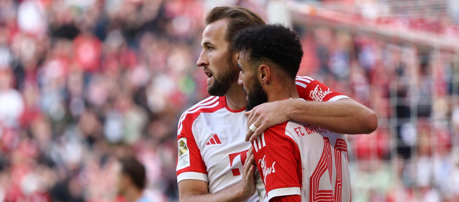 Harry Kane celebrando uno de los goles con su compañero Noussair Mazraoui.